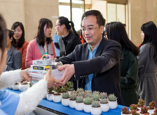 携手希望，为“蓝”生涯——记西安mg冰球突破大厦地球一小时公益运动